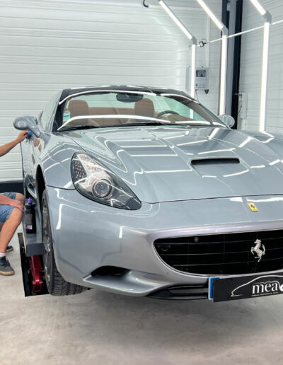 Pose d'un film PPF sur une Ferrari