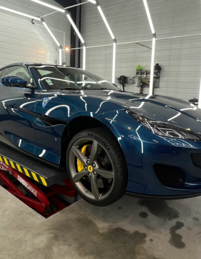 Pose d'un film PPF sur Ferrari
