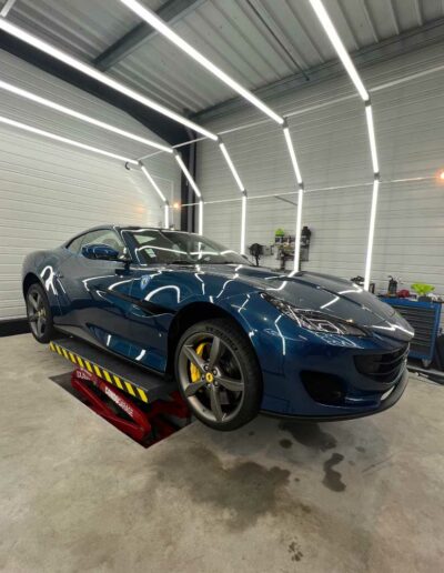 Pose d'un film PPF sur une Ferrari